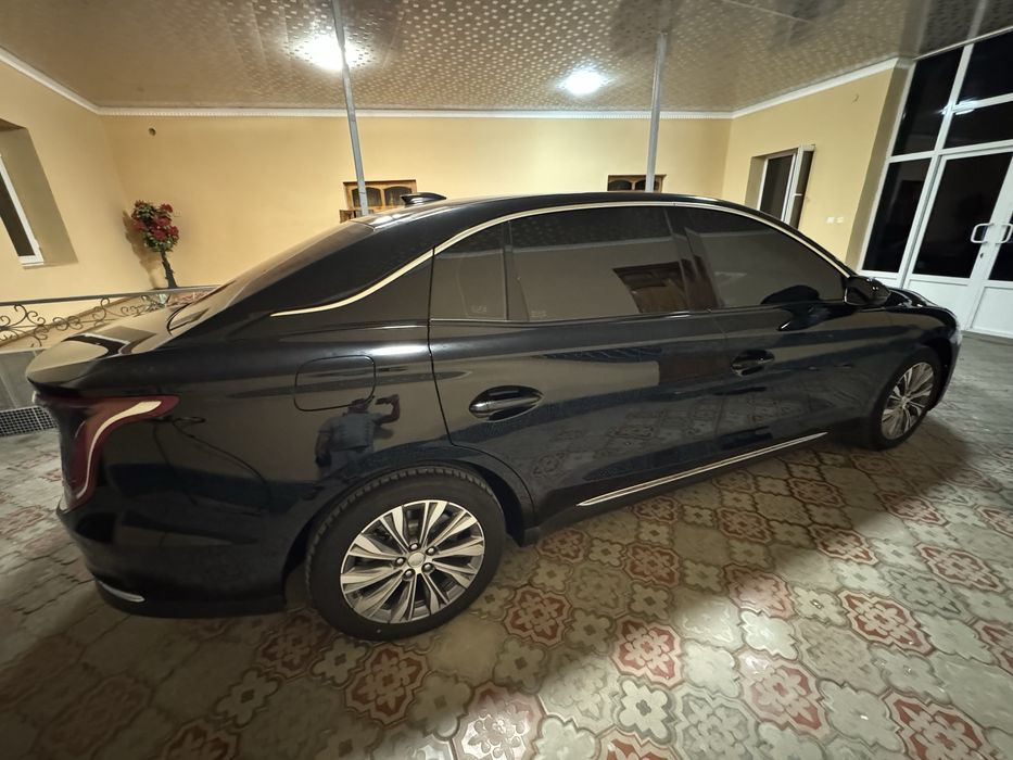 Автомашина Hongqi eqm-5 500 км. Черный цвет. Пробег 18100 км.