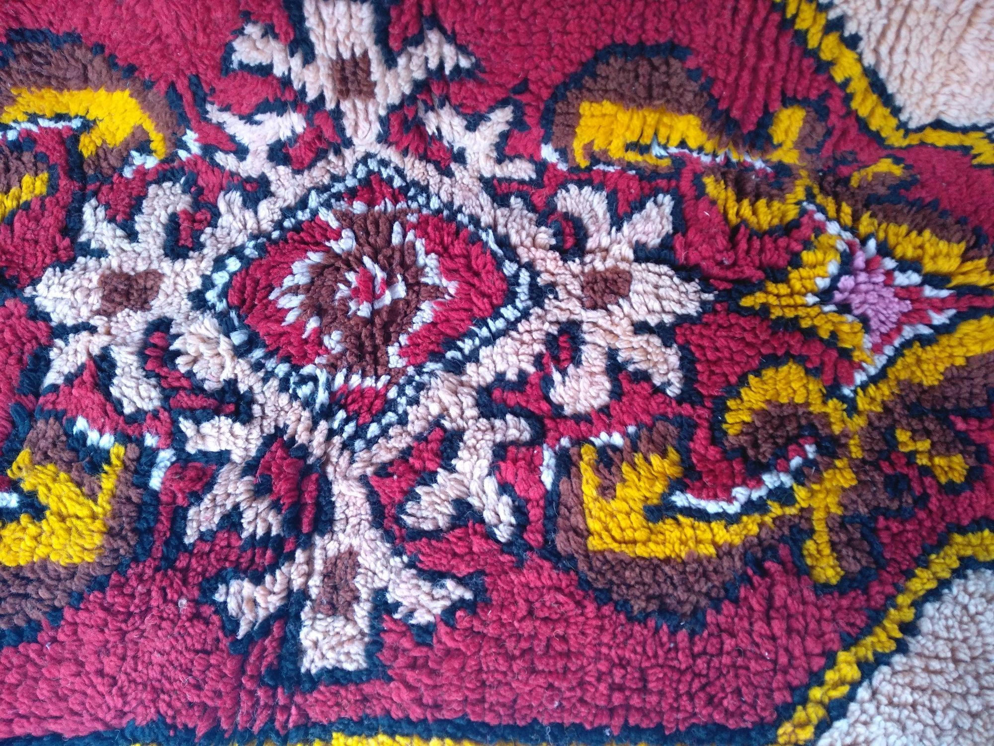 Вълнен ръчен китеник български килим