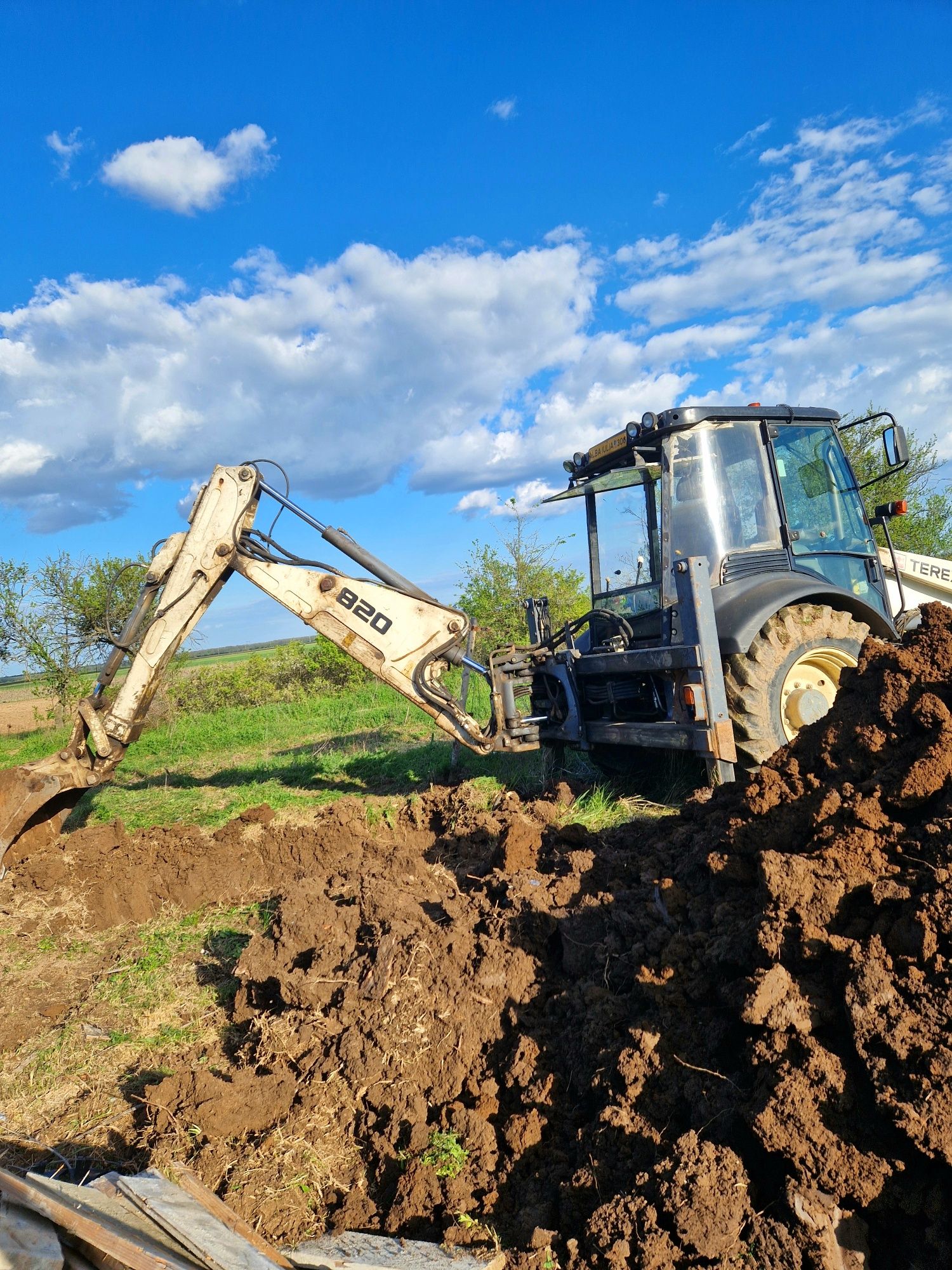 Buldoexcavator de închiriat