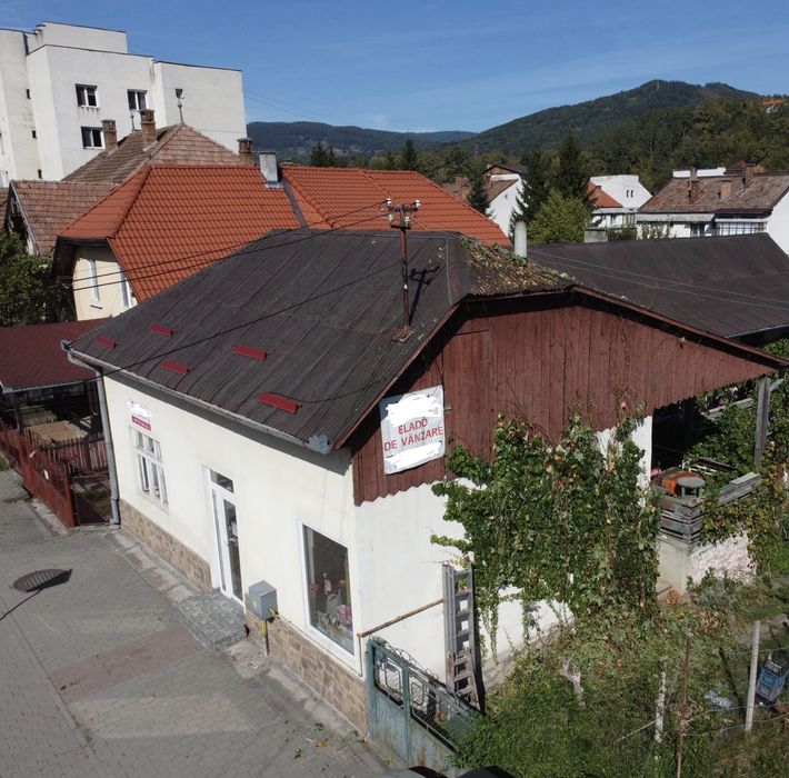 Casă cu etaj + spațiu comercial de vânzare în Sovata