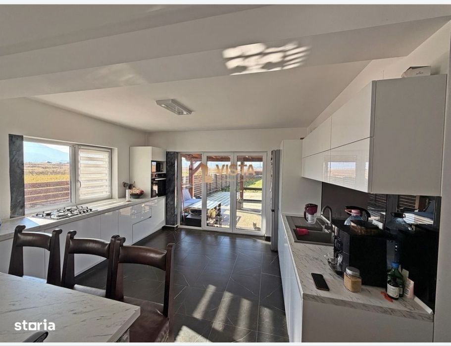 Casa individuala de vanzare ,4 cam ,900 mp teren . Izvor