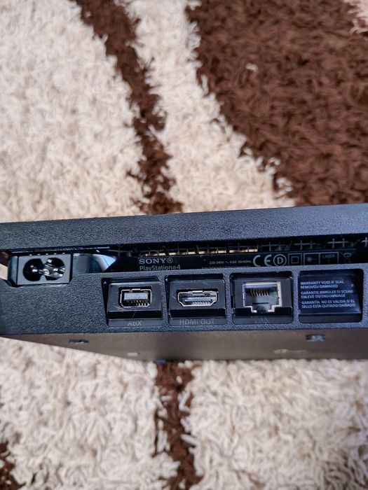 Vând PS4 însoțit de încă un controler și 4 jocuri