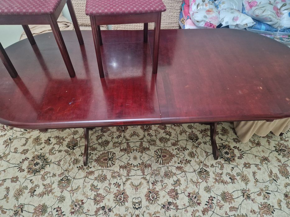 Стол со стульями