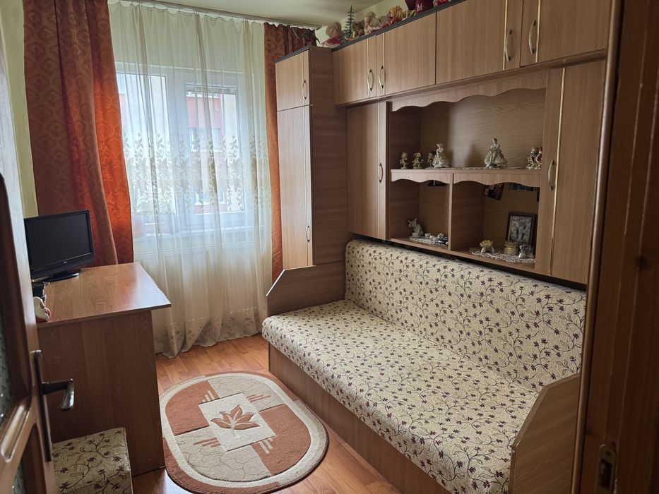 Apartament 3 camere, semidecomandat, etajul 2, Zona Dumbrava 1