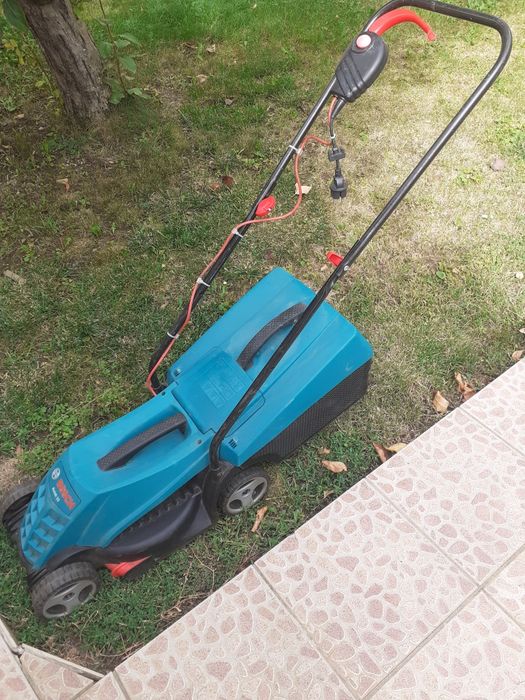 Продавам ел. Косачка Бош Rotak 32 .