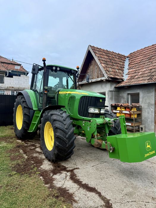 John Deere  6820