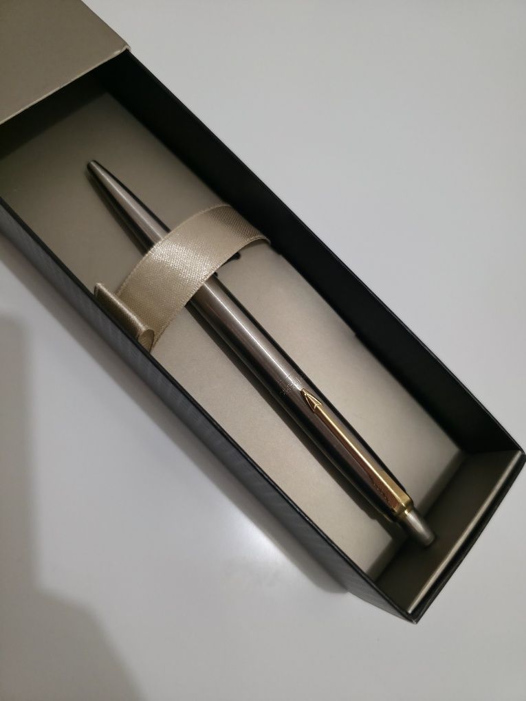 Чисто нов Parker Jotter Stainless Steel GT (инокс + позлатени елементи