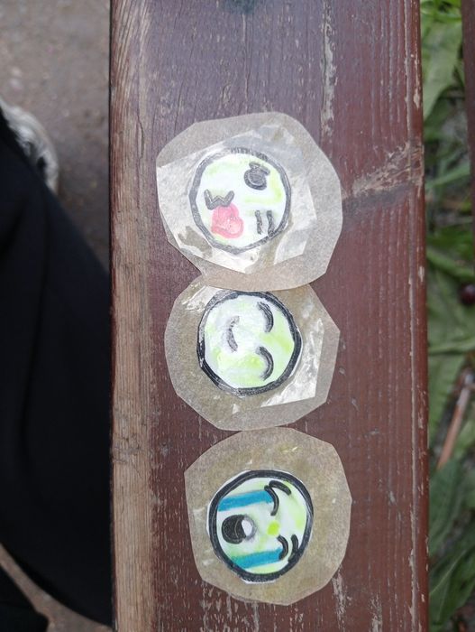 Наклейки поцелуйчик смешной и плачешь ей