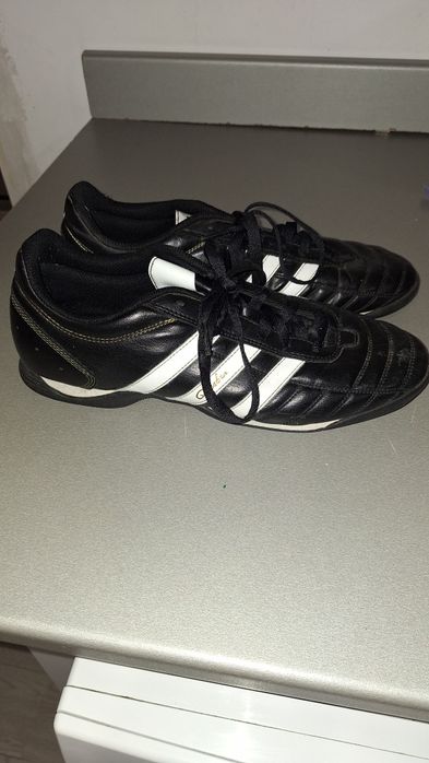 Adidas Questra- model USA-marime 9.5/43 -ghete fotbal ptr.teren sintet