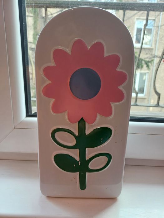 Красива порцеланова ваза с декорация цвете