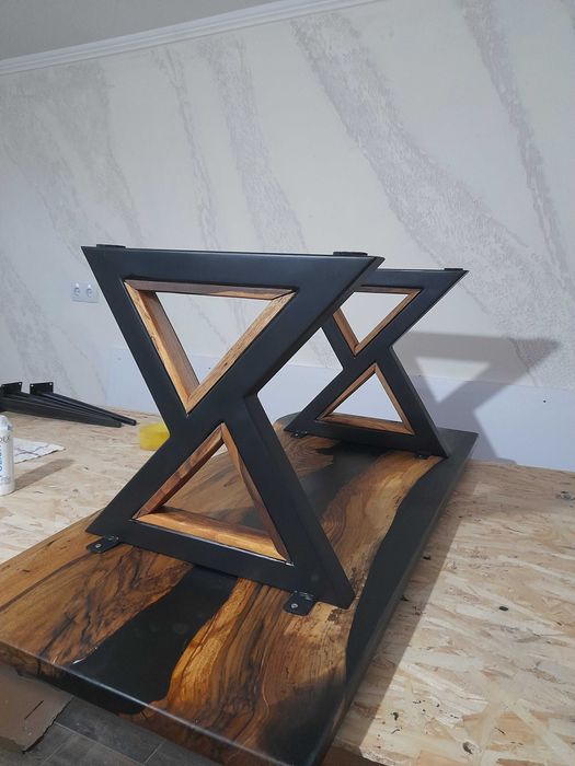 Măsuta de cafea  din lemn de nuc si rășină  !