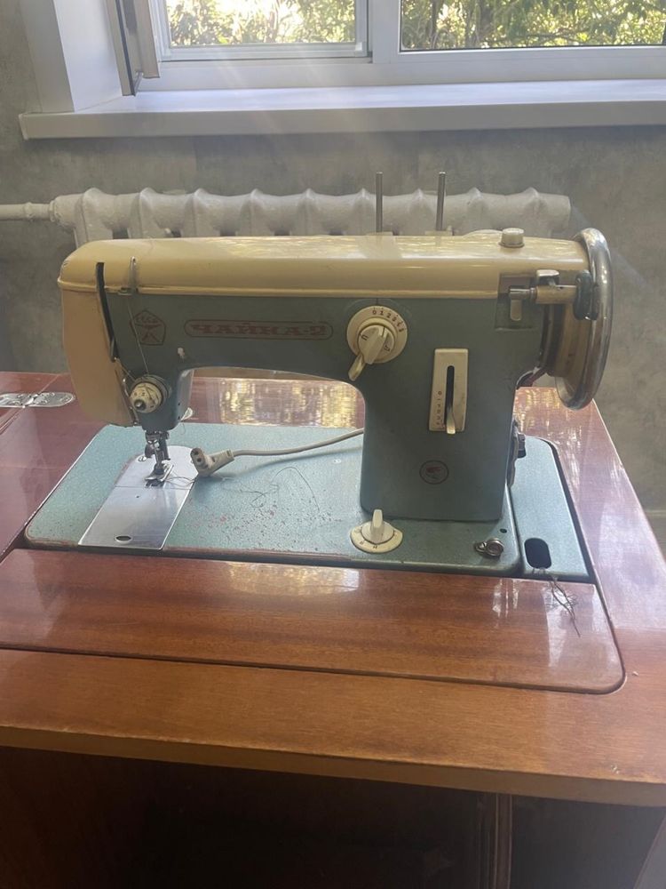 Продам швейную машинку