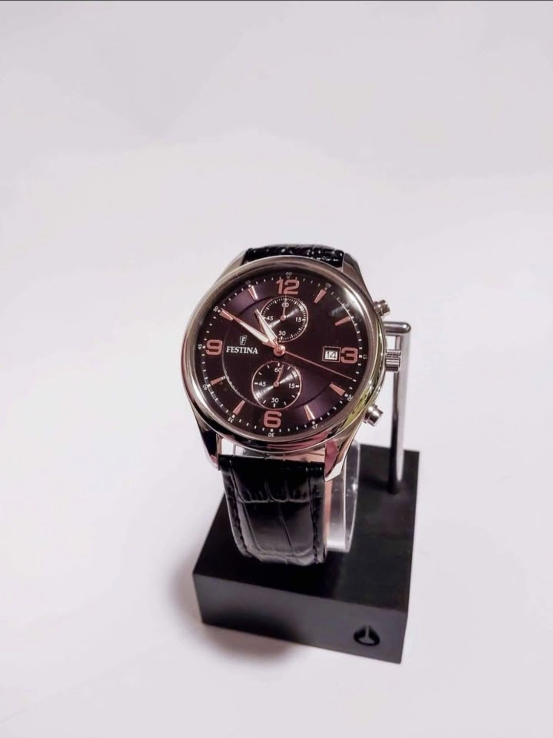 Продавам часовници NIXON /FESTINA