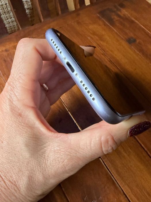 Продавам iPhone 11 много запазен