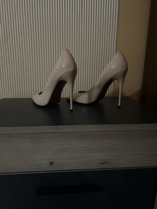 Дамски обувки на висок ток