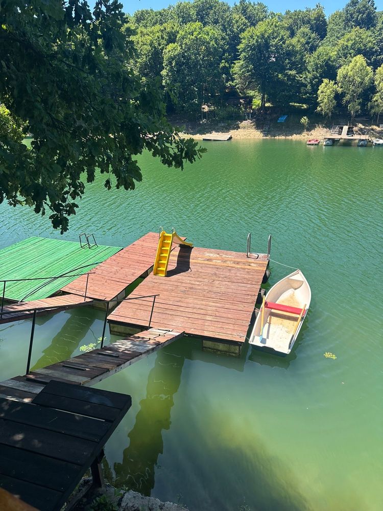 Închiriez cabană cu ciubăr la Lacul Surduc