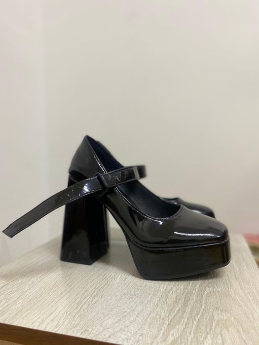 Продам  новые каблуки и джинсы