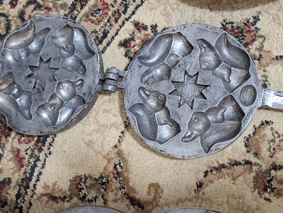 Домашняя утварь сковородки пельменницы орешницы  и т.д.