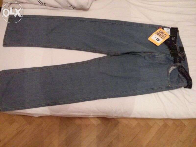 Продавам дънки Пиер Кардин 28-30 размер нови