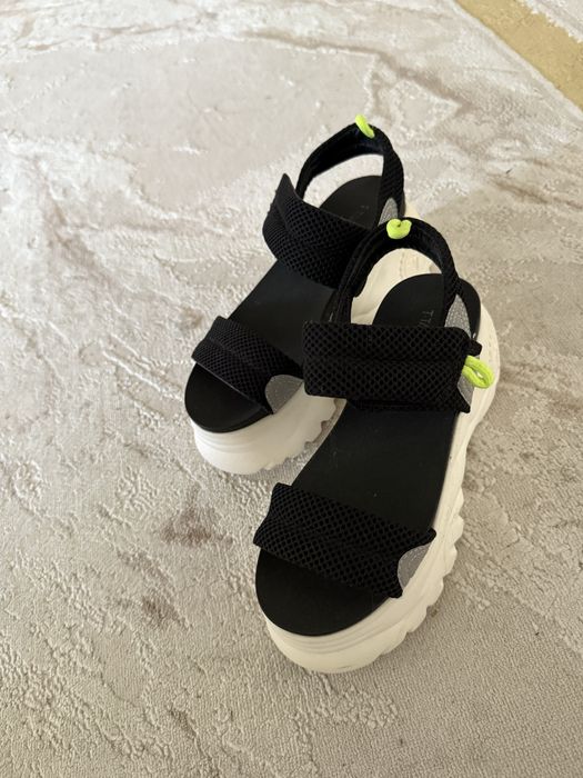 Сандали стильные. Новый.