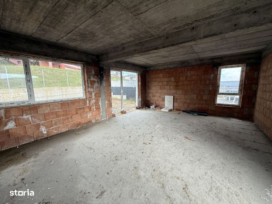 Casa tip duplex 4 camere, 3 bai, semifinisat, zona Fagului/Eroilor