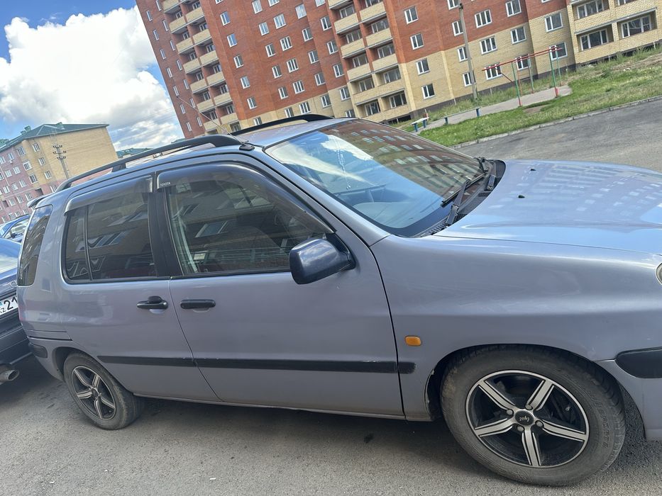 Автомобиль тойота раум