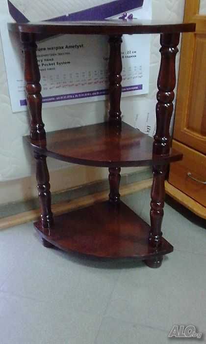 Масивна дървена масичка с два плота и колелца за лесно местене.Налична