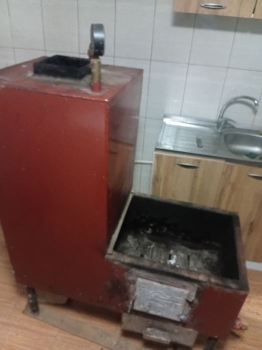 Vand centrala pe lemne cu plita