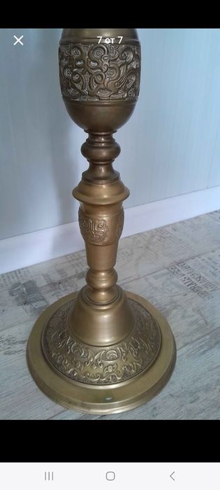 Висок подов свещник