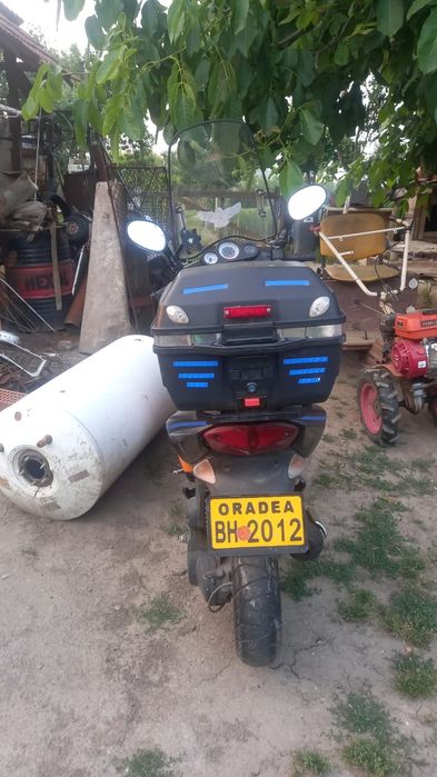 Vând scuter Peugeot
