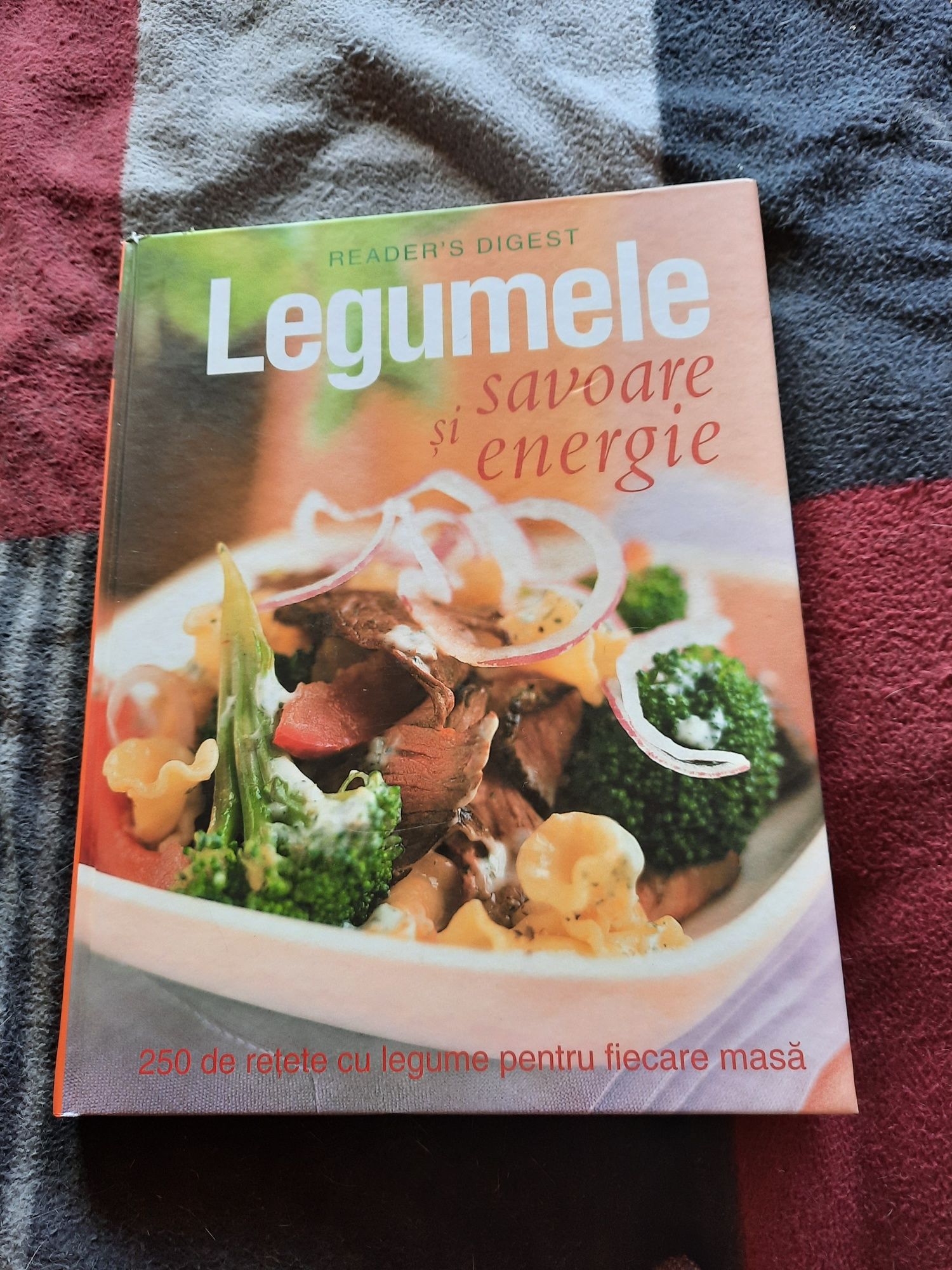 Vând carte cu 250 rețete cu legume.