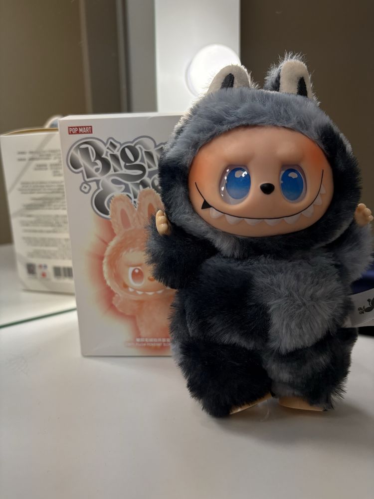 Labubu big into energy черно