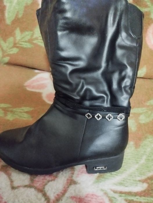 Отдам даром сапоги.