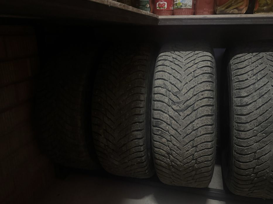 Продам зимнюю шипованную резину размер 265*60R18
