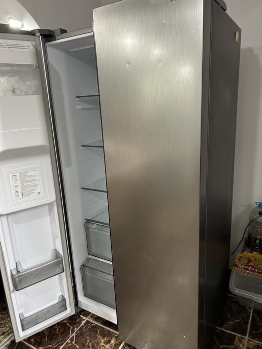 Frigider Samsung Side by side NeoFrost 634L