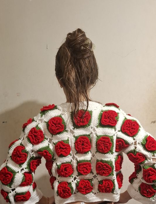 Pulover tricotat manual model DEOSEBIT  cu flori rosii