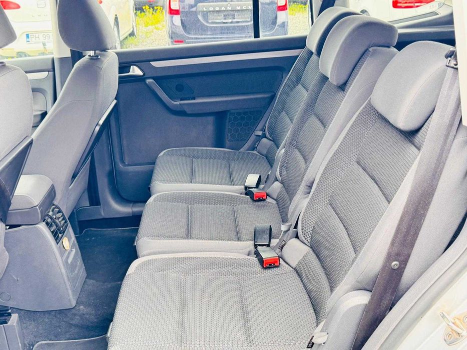 VW Touran 1.6 TDi 105 Cp 2011 cu 7 Locuri Rate sau Cash