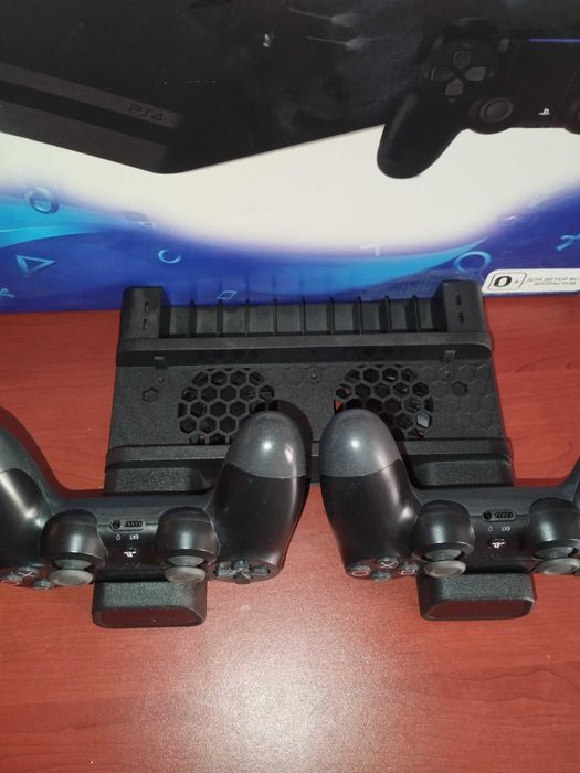 Продам приставку ПС4 (PS4) Слим (Slim) в отличном состоянии.
