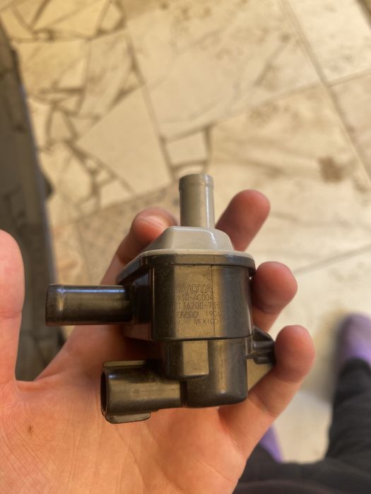 Тойота Клапан адсорбер новый