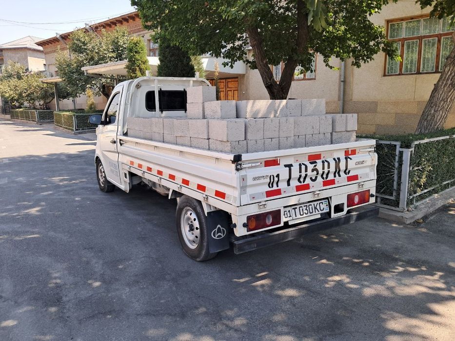 Шлакаблок сотилади 100та 200та 300та булсаям Етказиб берамиз