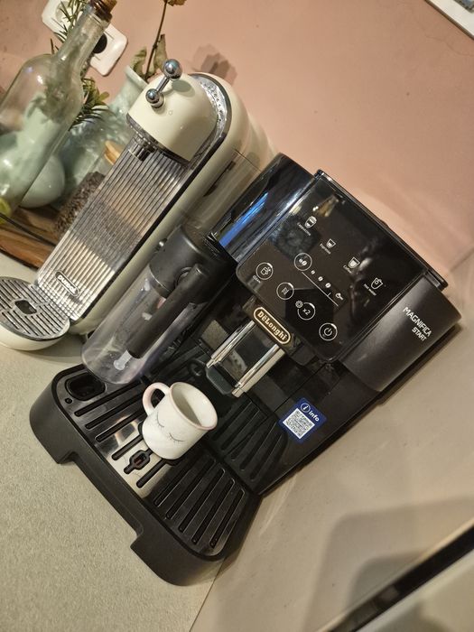 Expresor cafea De'Longhi!Este aproape nou fara urme  de uzura