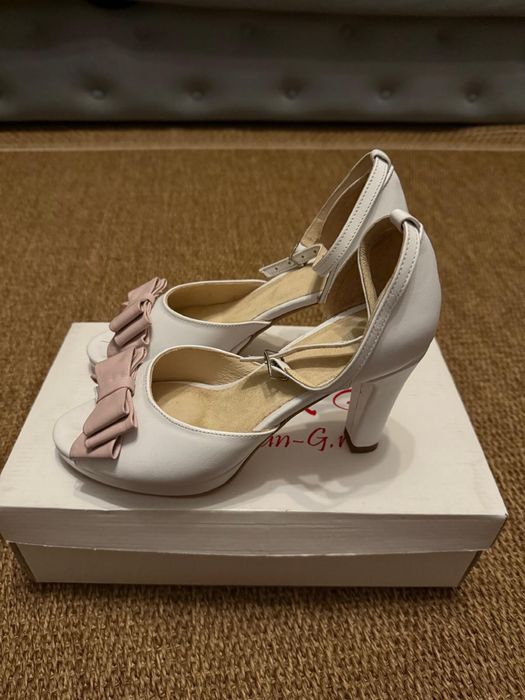 Pantofi albi cu fundita roz, piele naturala.