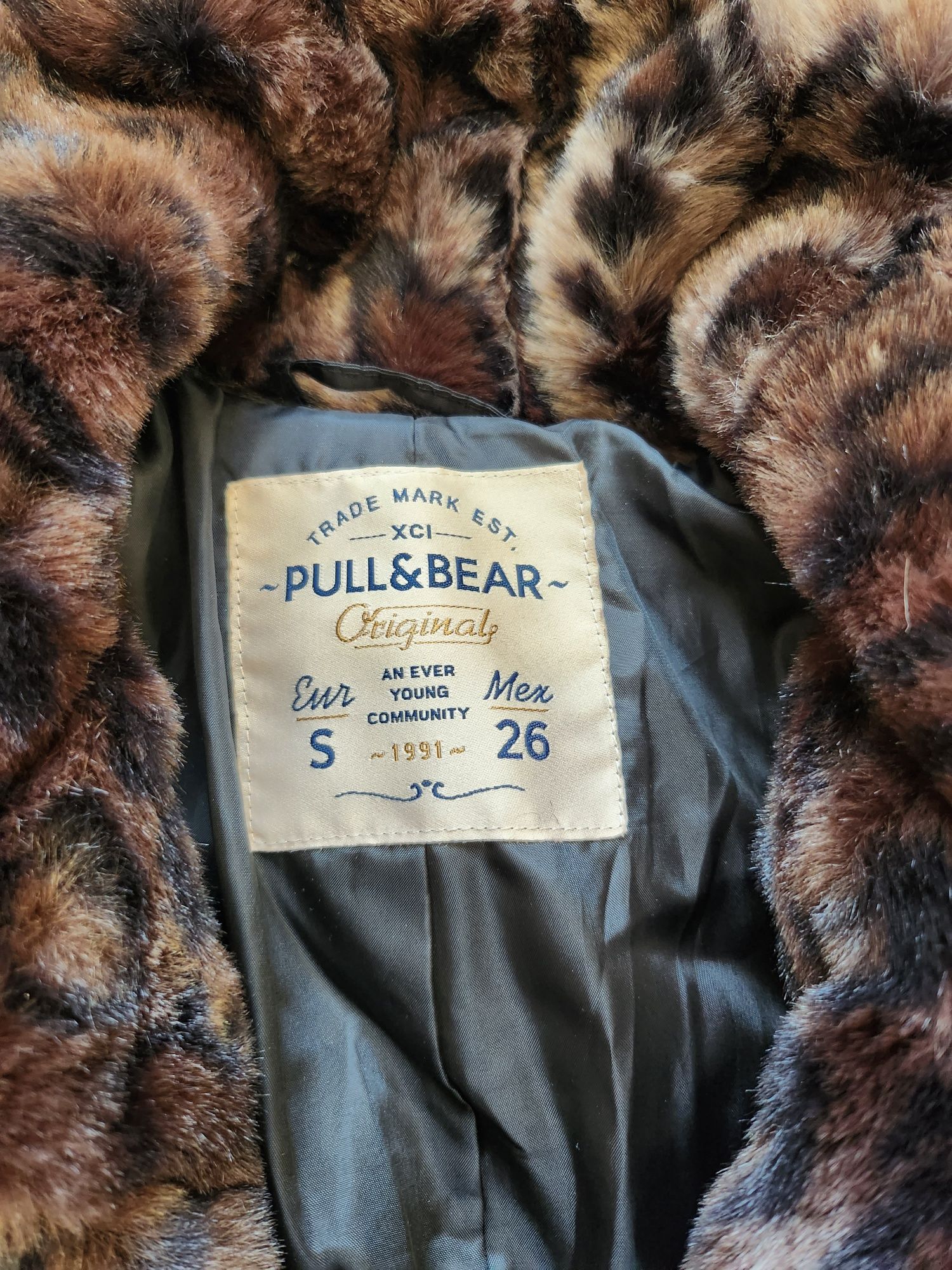 Дамско палто на марката Pull&Bear