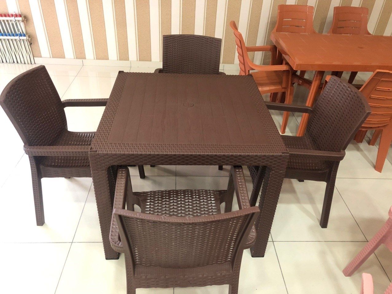 пластиковые столы и стулья plastmassa