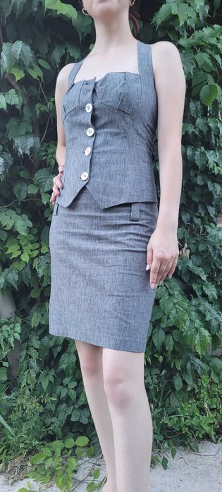 Costum cu fustă și top