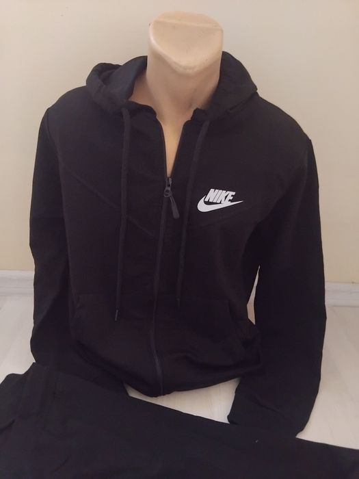 Nou. Trening baieti Nike.