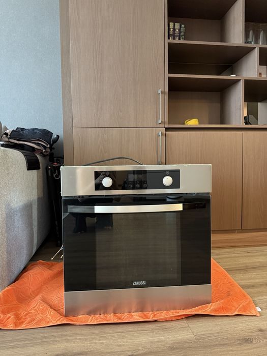 Встроенная духовка Zanussi  60 60 полностью рабочая.