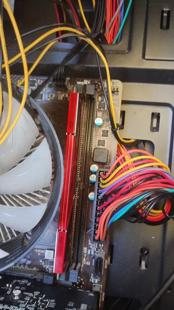 Компютър с RGB охлаждане + монитор | 8GB RAM | Без SSD | Тест/Преглед