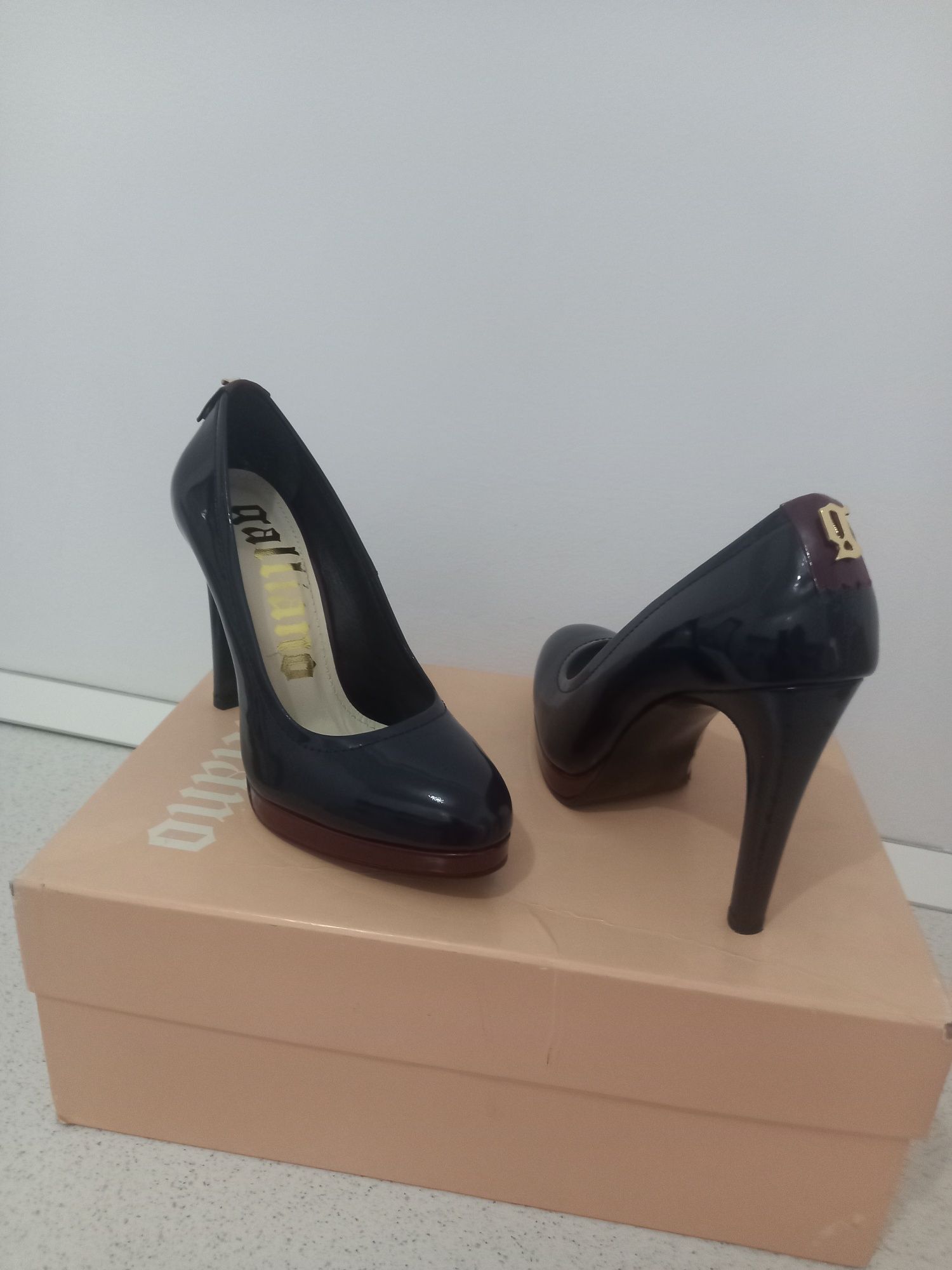 Pantofi noi Galliano nr 36