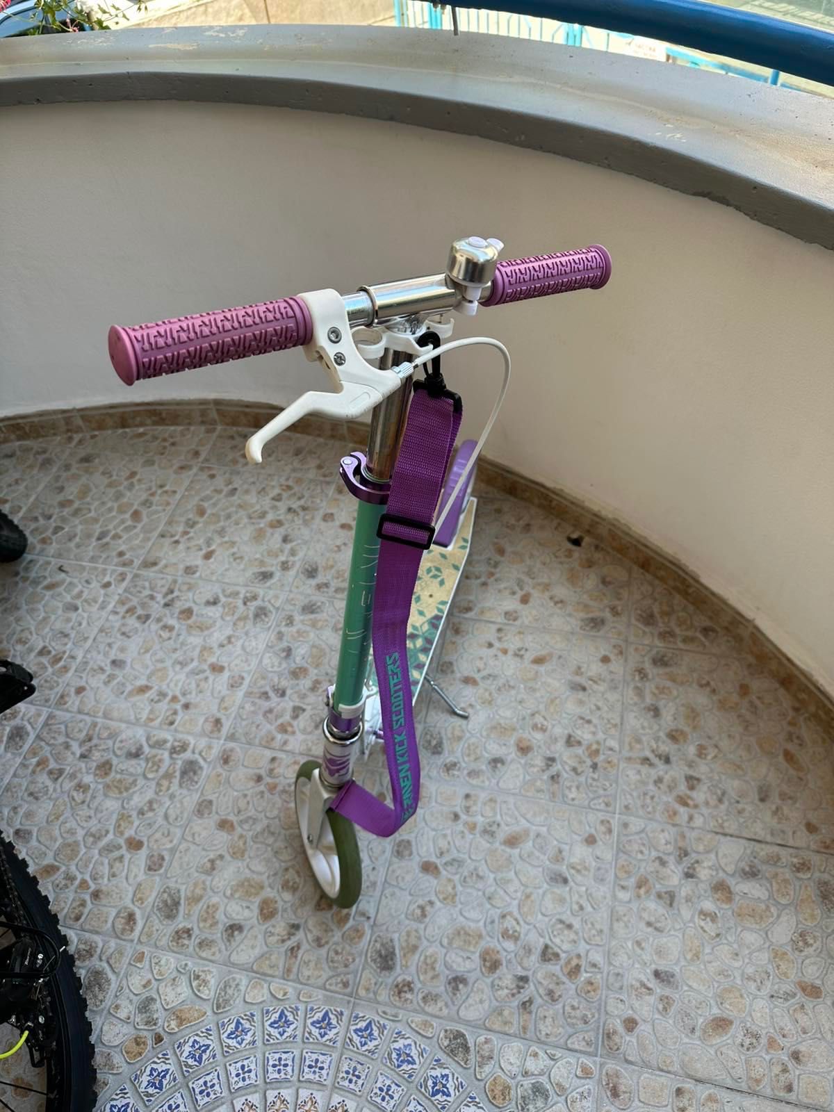 Тротинетка Raven Marita with Handbrake, 200 мм